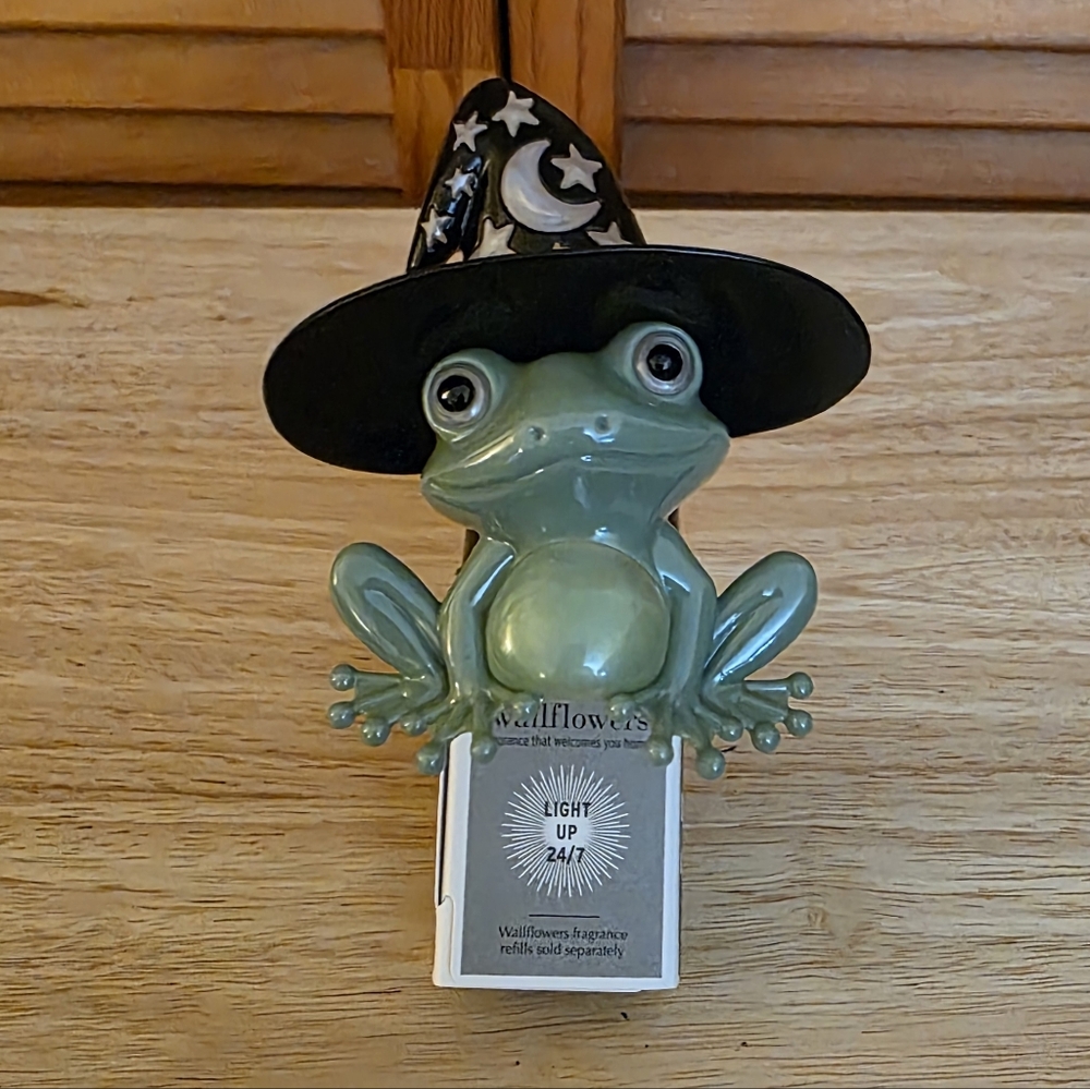 NWT Bath & Body Works Enchanting Green Frog with Black Hat Wallflower Plug